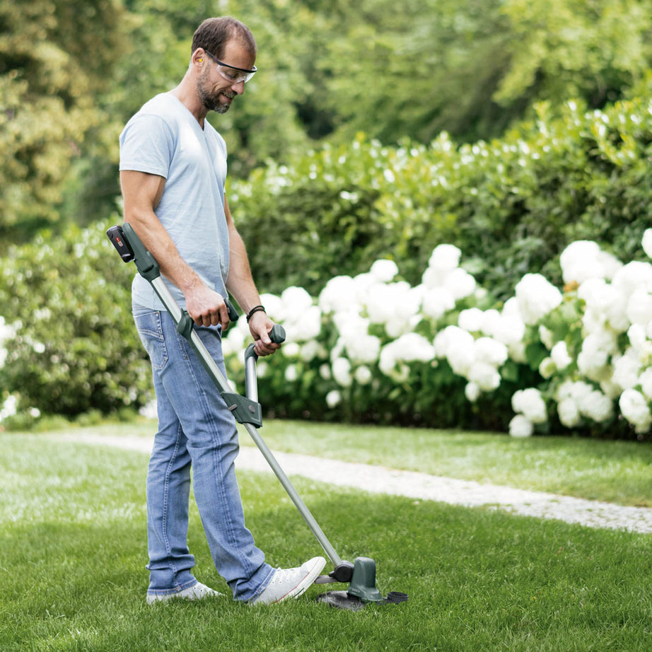 Bosch Grass Trimmer Cordless 18V 2Ah Li-Ion UniversalGrassCut 260mm Telescopic - Image 2