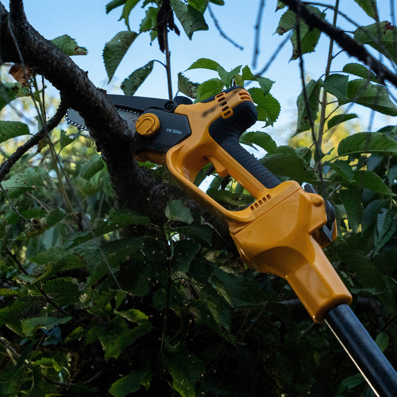 Stiga Chainsaw Cordless 20V 2Ah Li-ion PR100e Pruning Saw 120mm Garden Cutter - Image 2