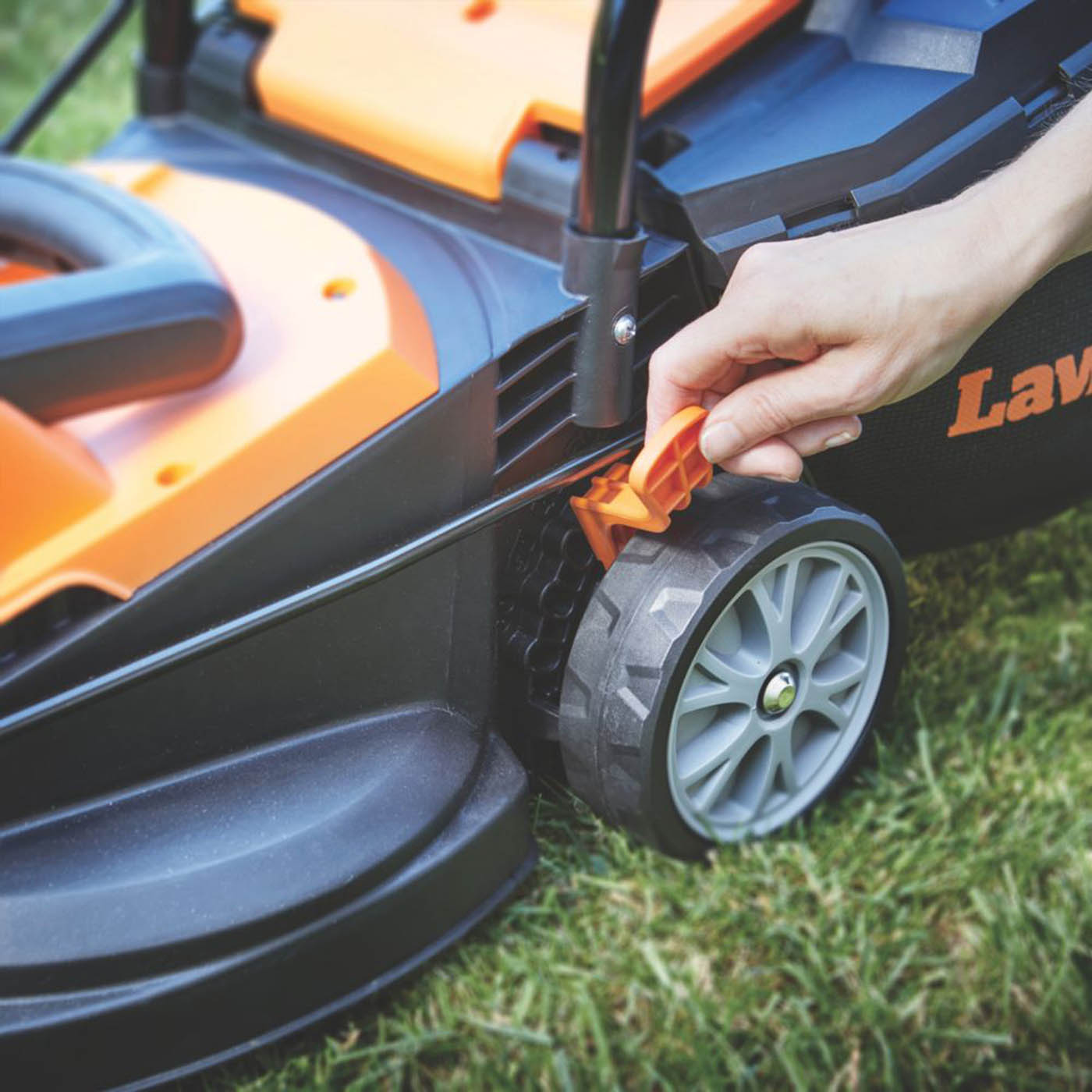 LawnMaster Lawn Mower Electric M2EB1232M-01 Rotary 32cm Grass Cutter 1200W - Image 4