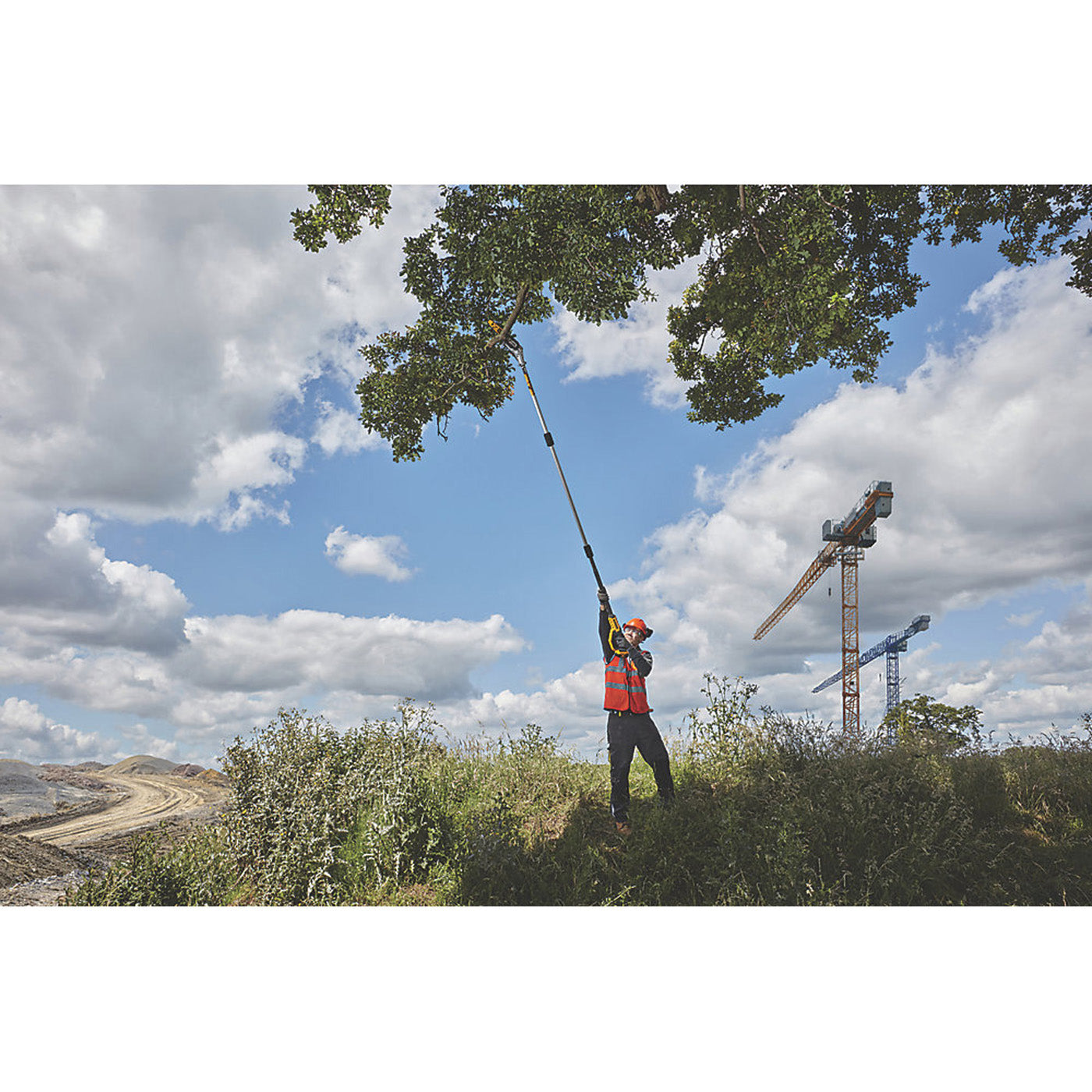 DeWalt Pole Saw Cordless 18V 5Ah Li-Ion DCMPS567P1 Brushless 20cm Tree Pruner - Image 6