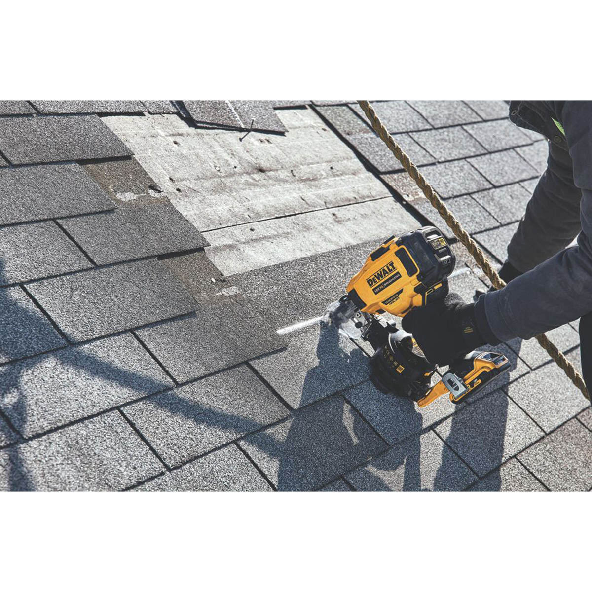 DEWALT Roofing Coil Nails Hot Dip Galvanised Diamond Tip 3.1mm x 45mm 1200 Pack - Image 3