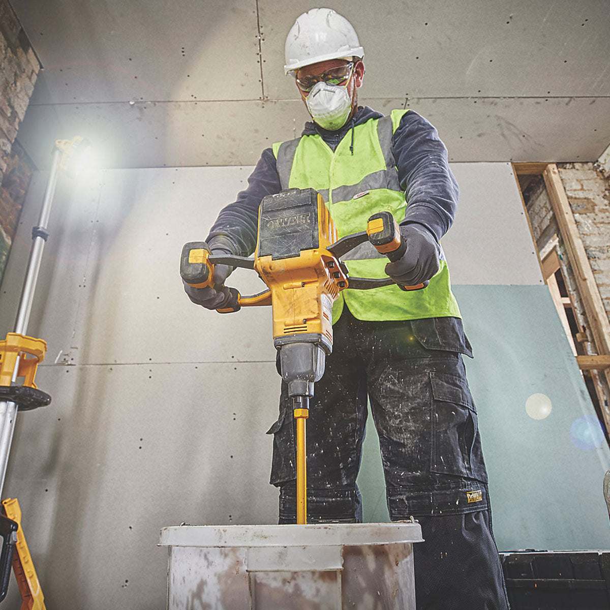 Dewalt Paddle Mixer Cordless Cement Stirrer Dual Handle 54V 9Ah Li-Ion Flexvolt - Image 3